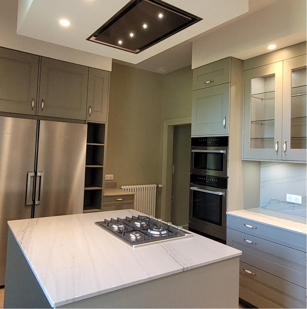 Cuisine classique élégante avec îlot central