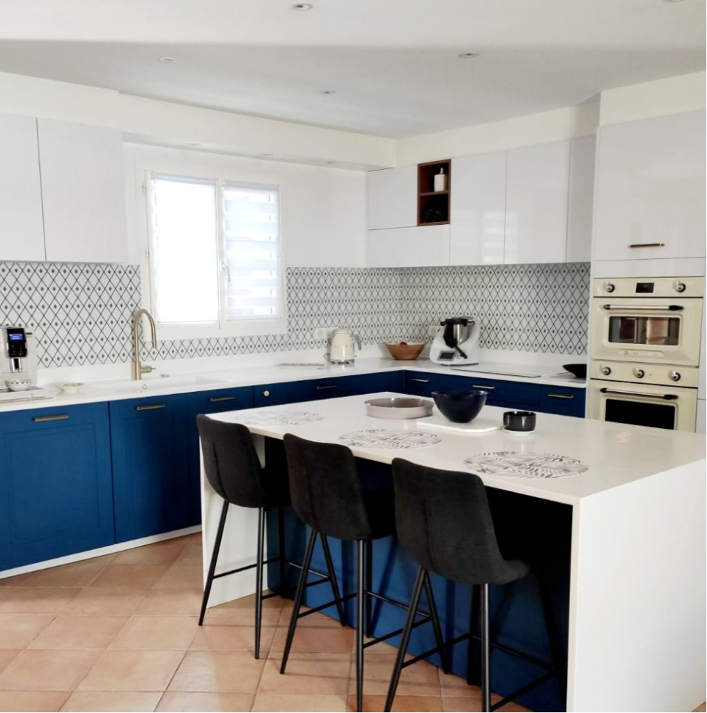 Cuisine bleue et blanche style classique