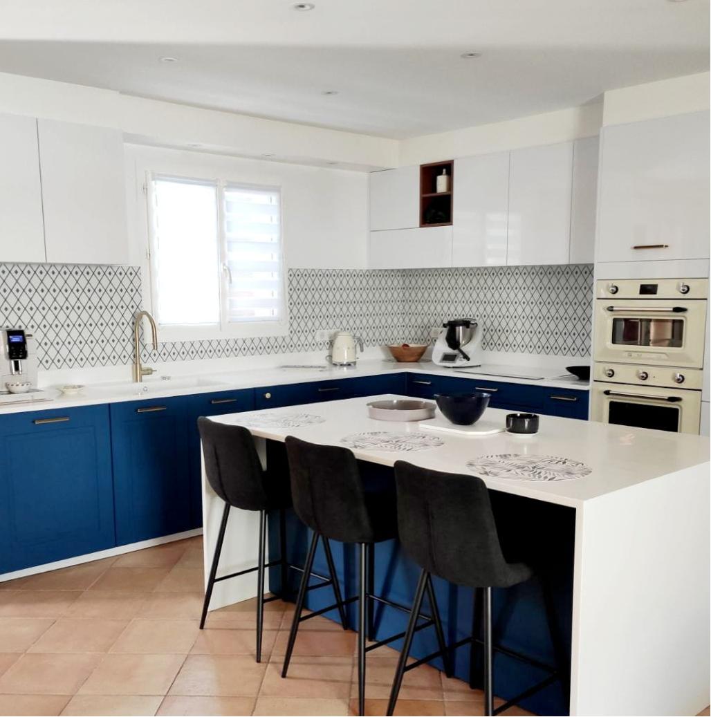 Cuisine bleue et blanche style classique