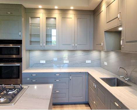 Cuisine classique élégante avec îlot central