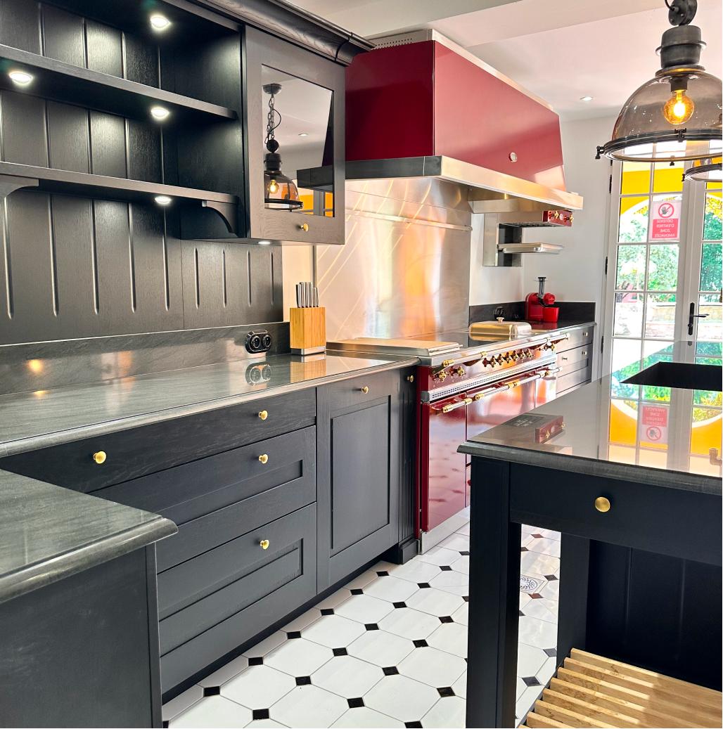 Cuisine classique industrielle en chêne et granit massif