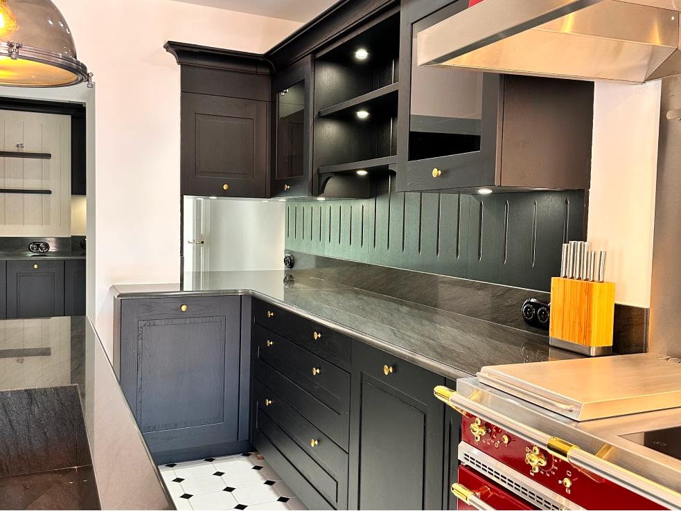 Cuisine classique industrielle en chêne et granit massif