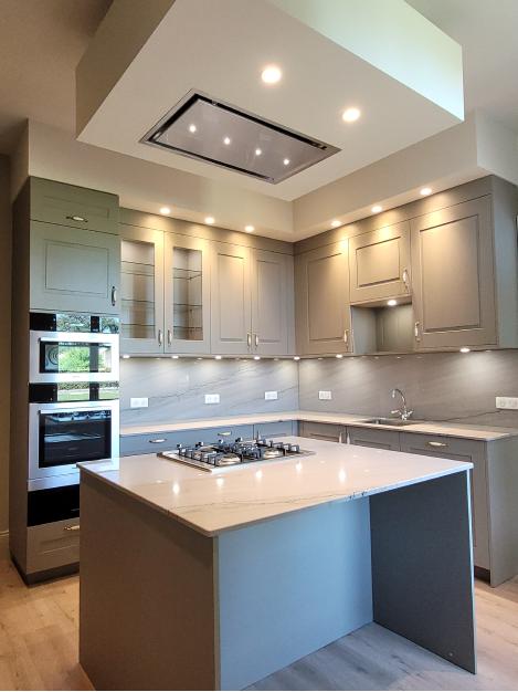 Cuisine classique élégante avec îlot central