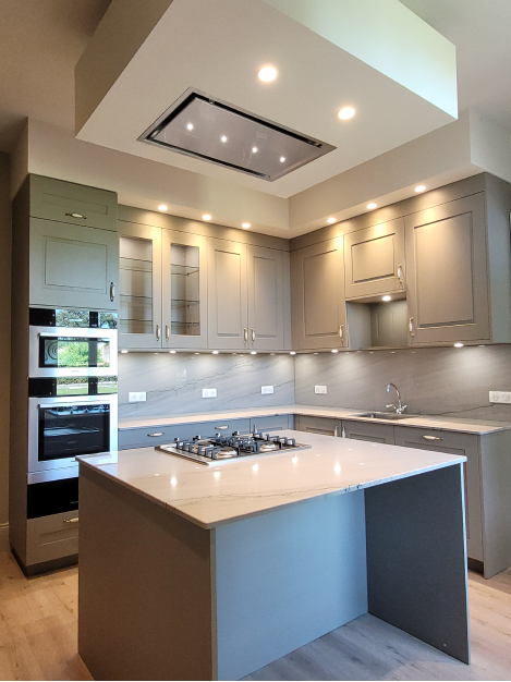 Cuisine classique élégante avec îlot central