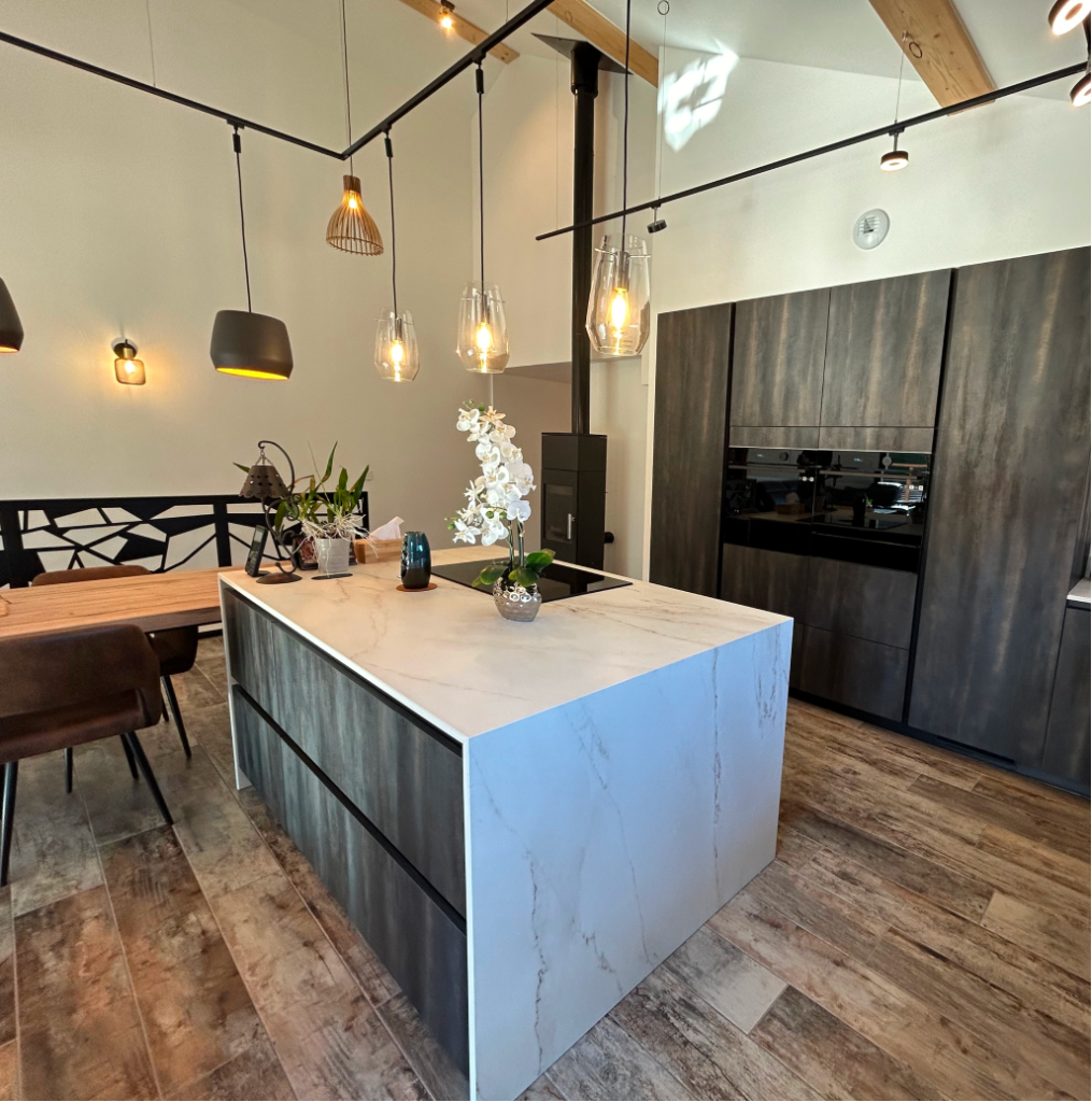 Cuisine design blanche et bois noble