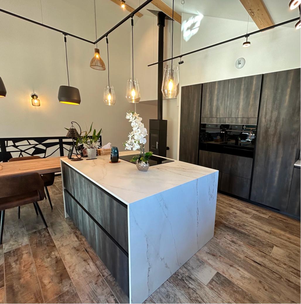 Cuisine design blanche et bois noble