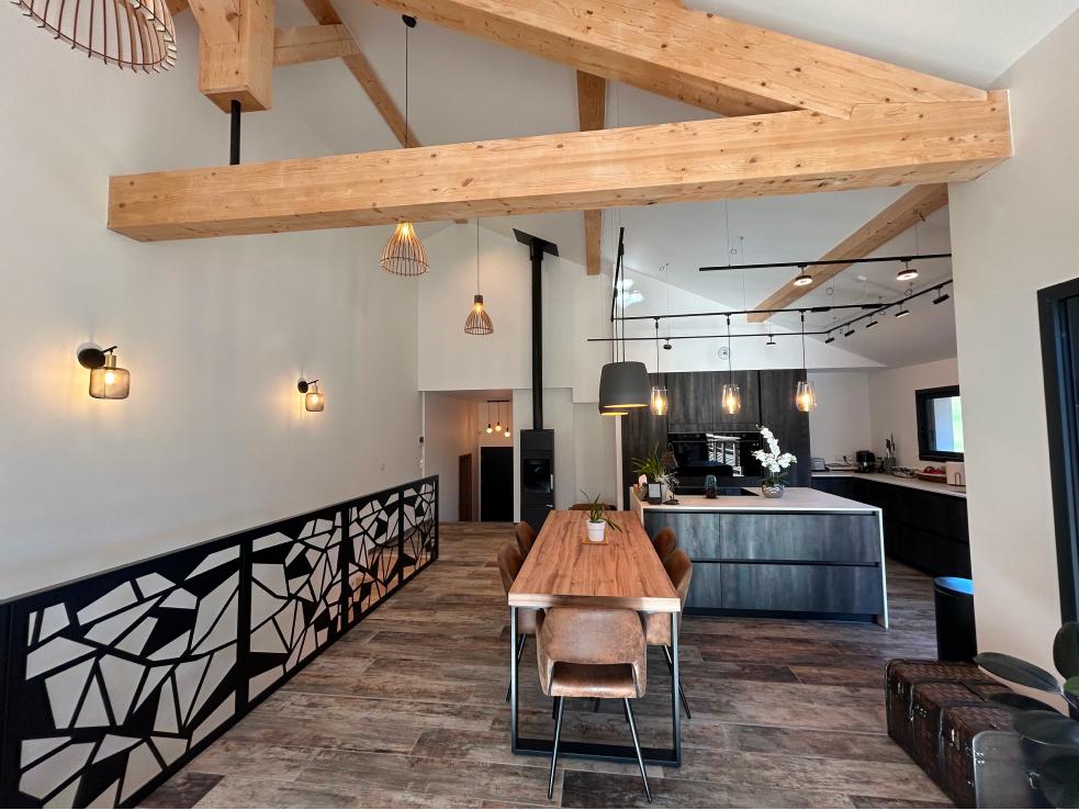 Cuisine design blanche et bois noble