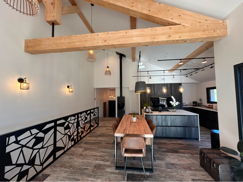 cuisine-design-chaleureuse-charpente-apparente-grenoble