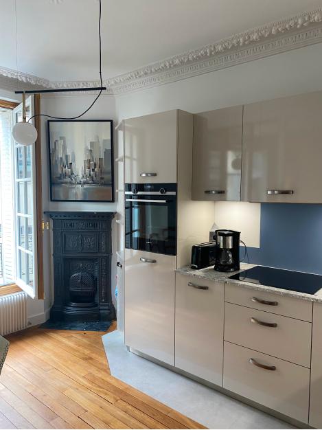 Petite cuisine moderne brillante minérale