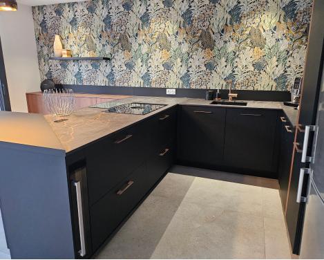 Cuisine moderne élégante avec papier-peint floral