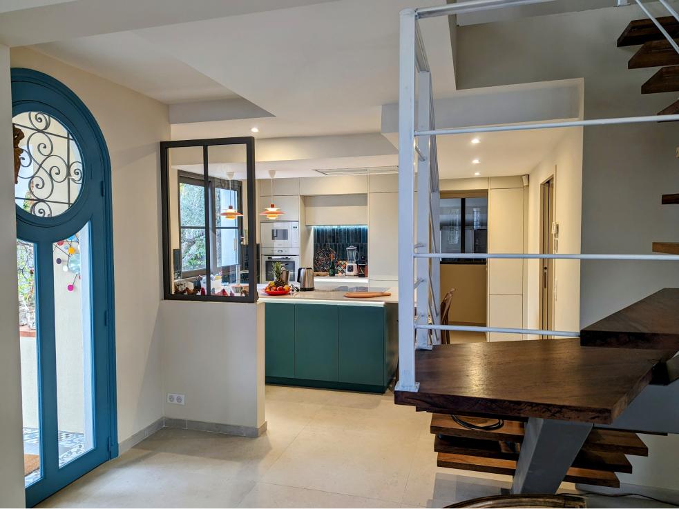 Cuisine moderne bleue et blanche conviviale