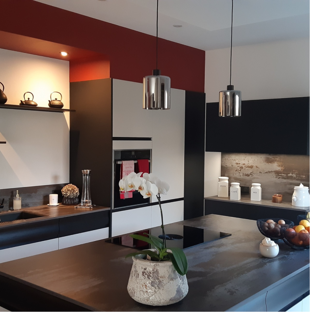 Cuisine noire et blanche sobre et design