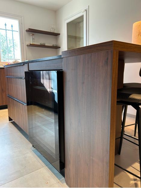 Cuisine décor bois et noire design intemporelle