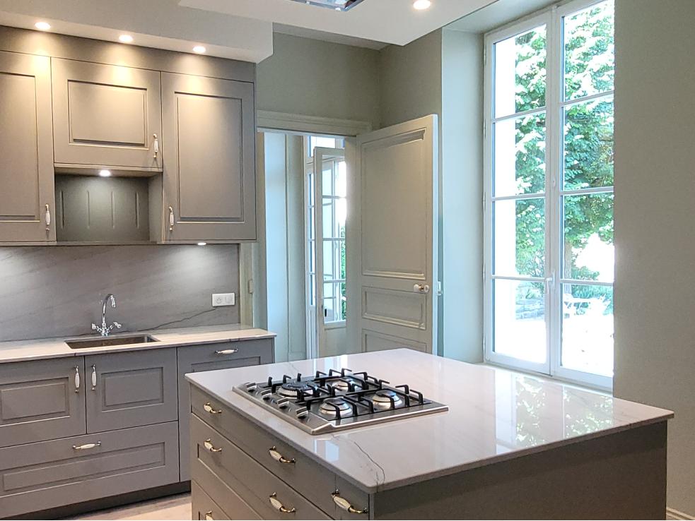 Cuisine classique élégante avec îlot central