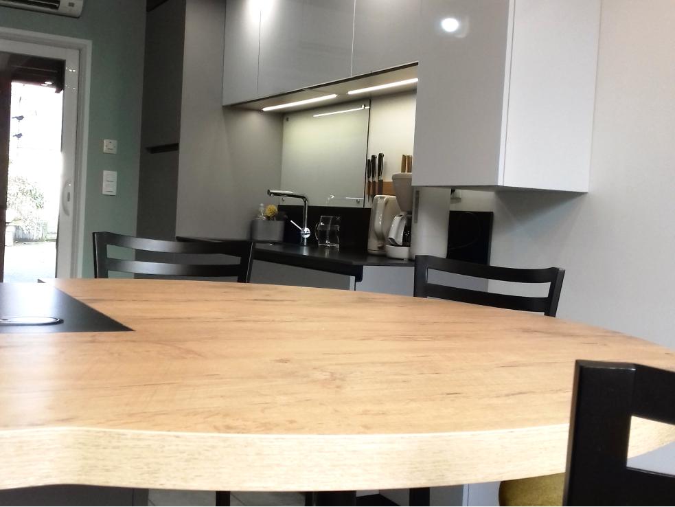 Cuisine moderne minimaliste et végétale