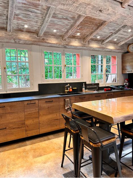 Cuisine industrielle avec piano de cuisson