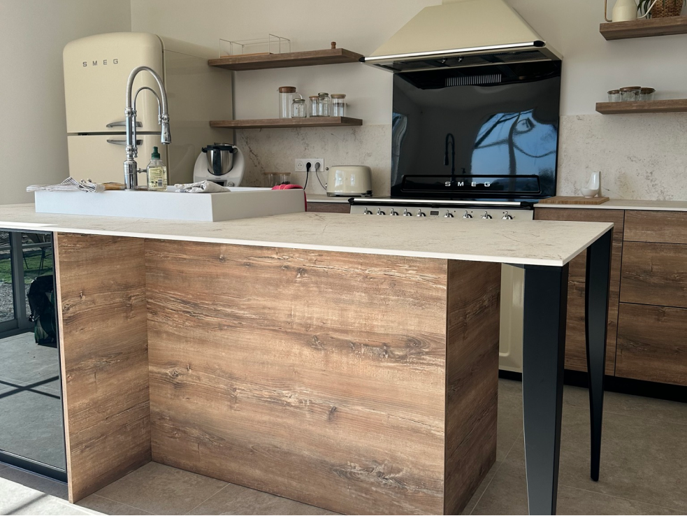 cuisine-ilot-central-plan-travail-beige-frejus