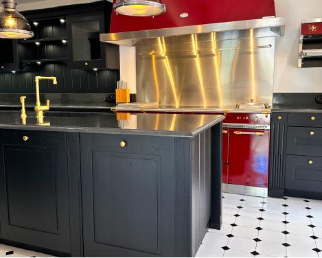 Cuisine classique industrielle en chêne et granit massif