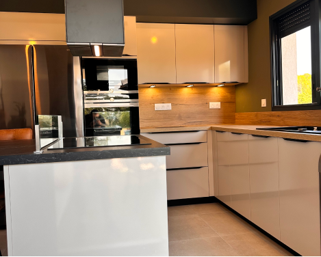 cuisine-moderne-avec-ilot-central-ergonomique-frejus