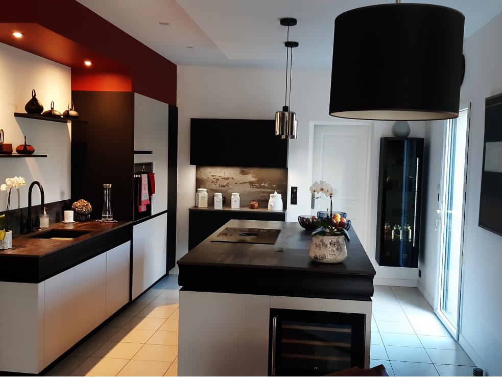 Cuisine noire et blanche sobre et design