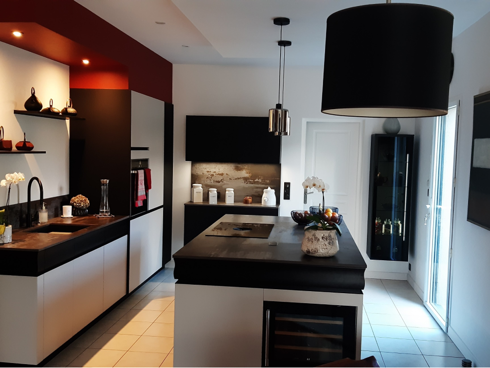 cuisine-moderne-blanche-noire-ilot-central-angers