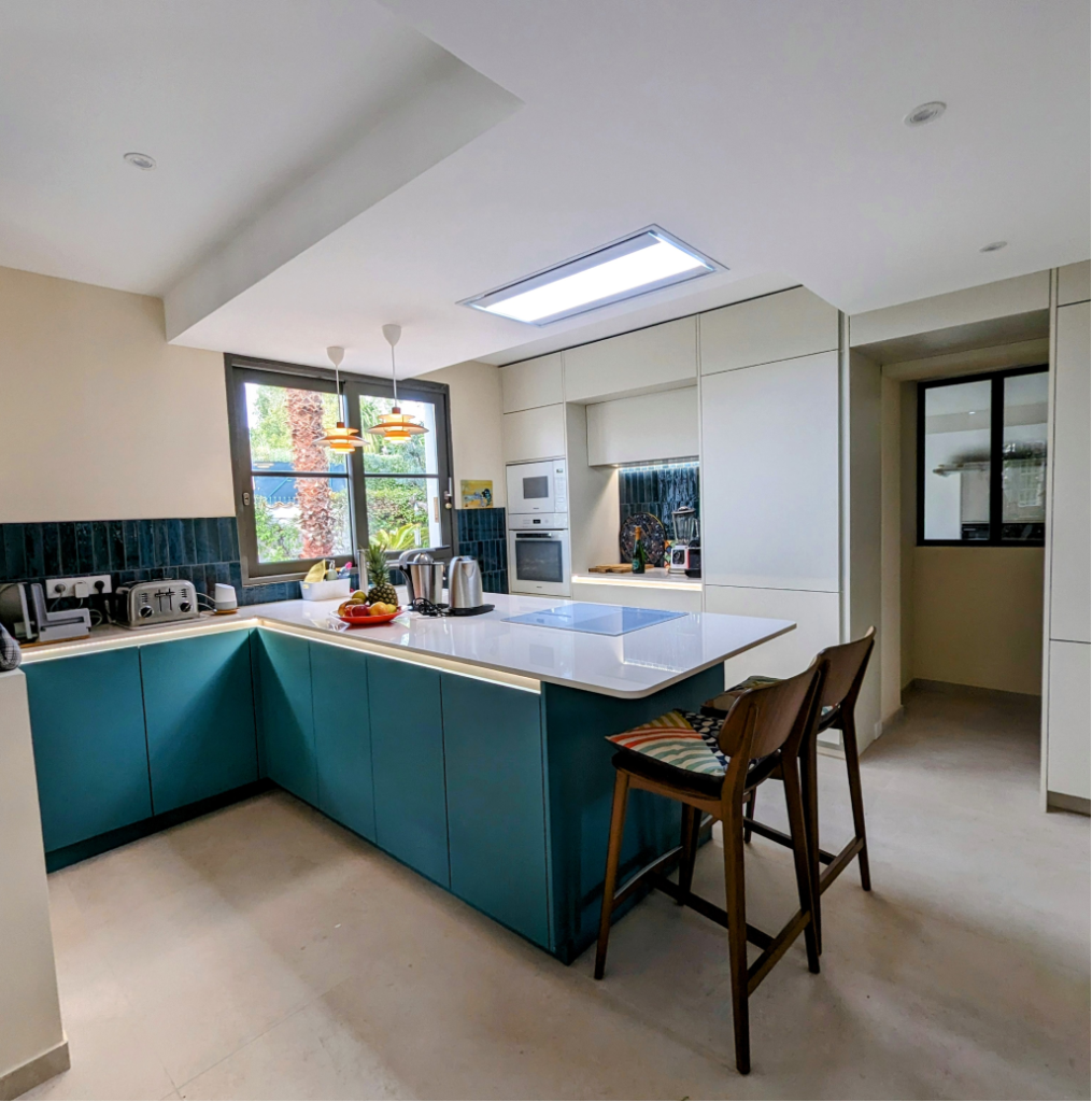 Cuisine moderne bleue et blanche conviviale