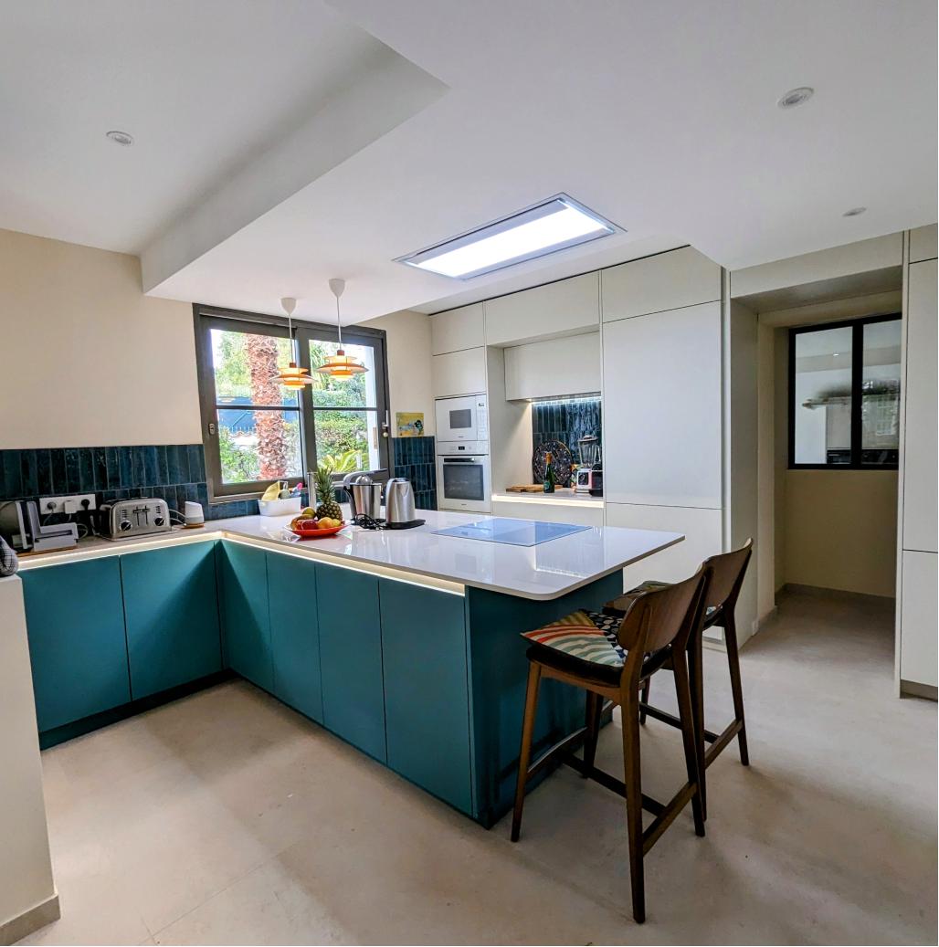 Cuisine moderne bleue et blanche conviviale