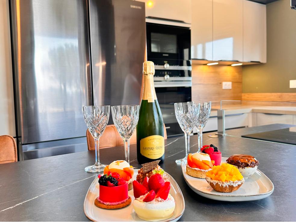 Cuisine moderne beige et bois esprit jungle