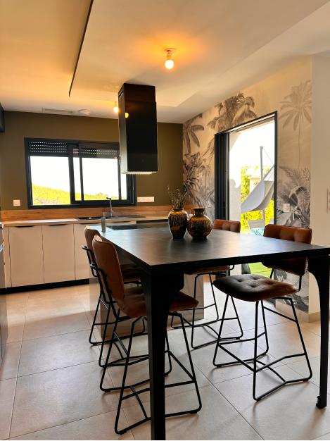 Cuisine moderne beige et bois esprit jungle