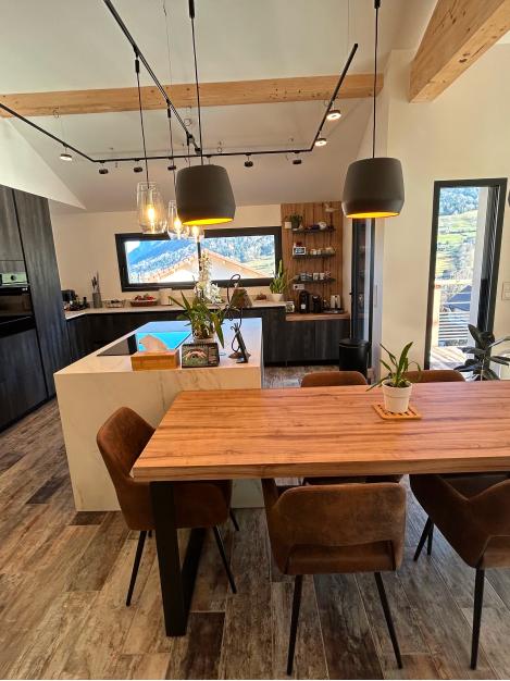 Cuisine design blanche et bois noble