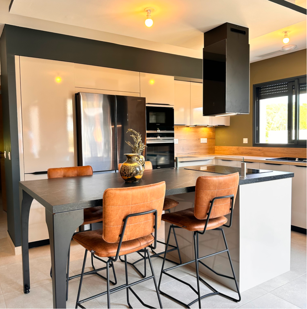 Cuisine moderne beige et bois esprit jungle