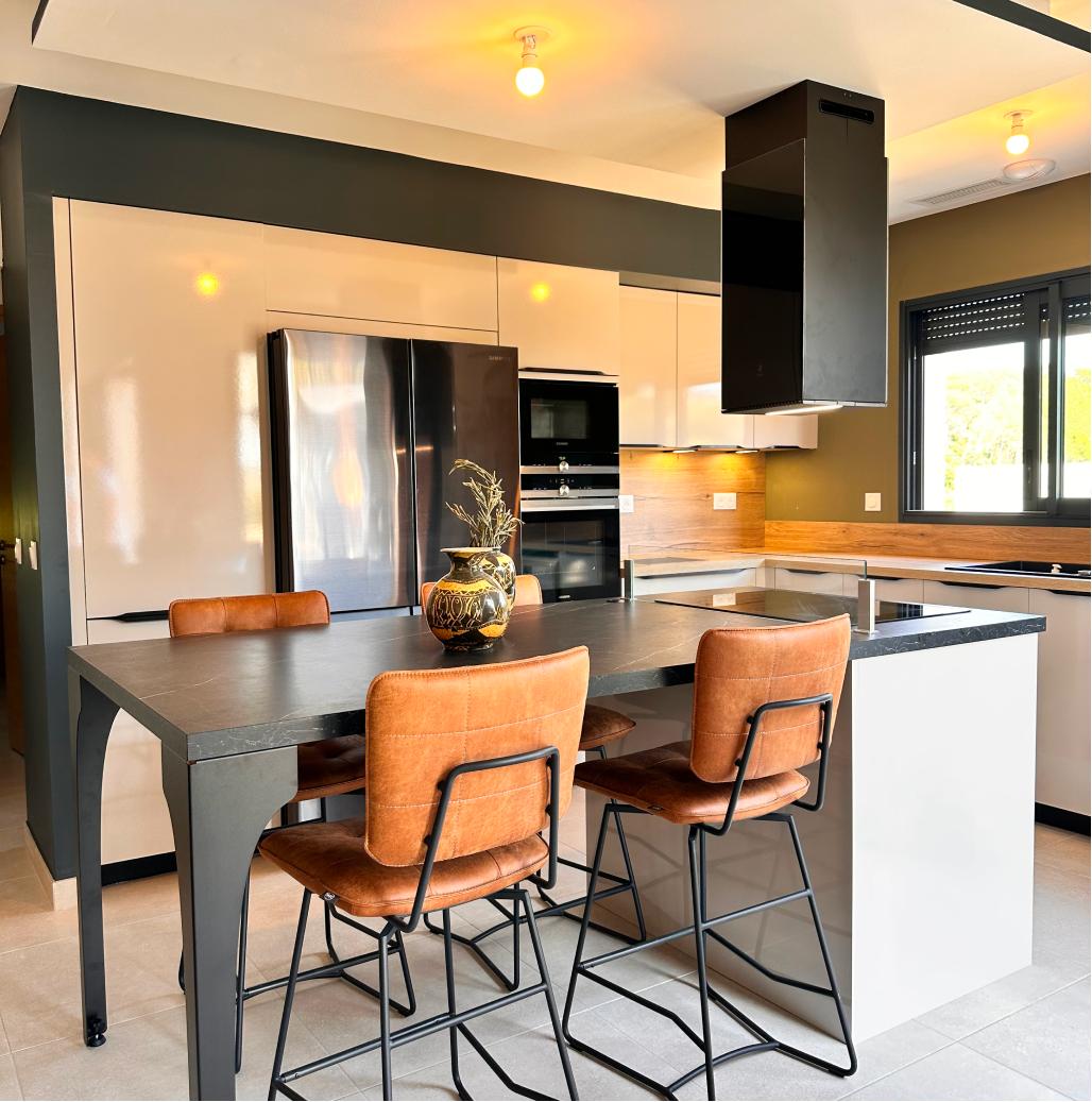 Cuisine moderne beige et bois esprit jungle