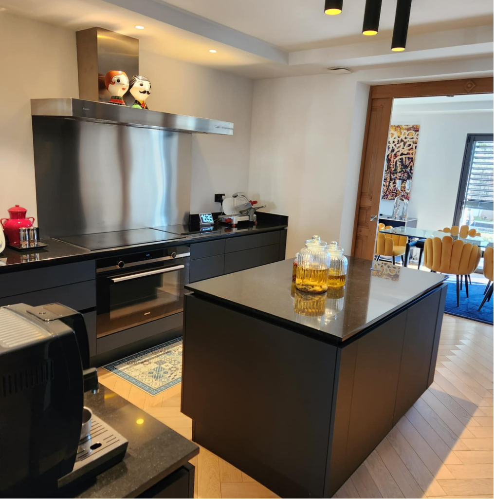 Cuisine moderne noire élégante et minimaliste