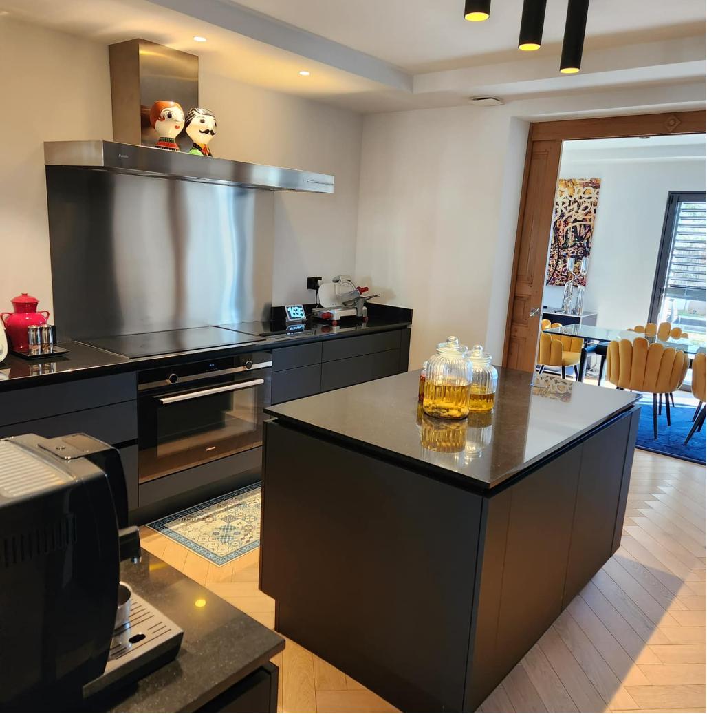 Cuisine moderne noire élégante et minimaliste