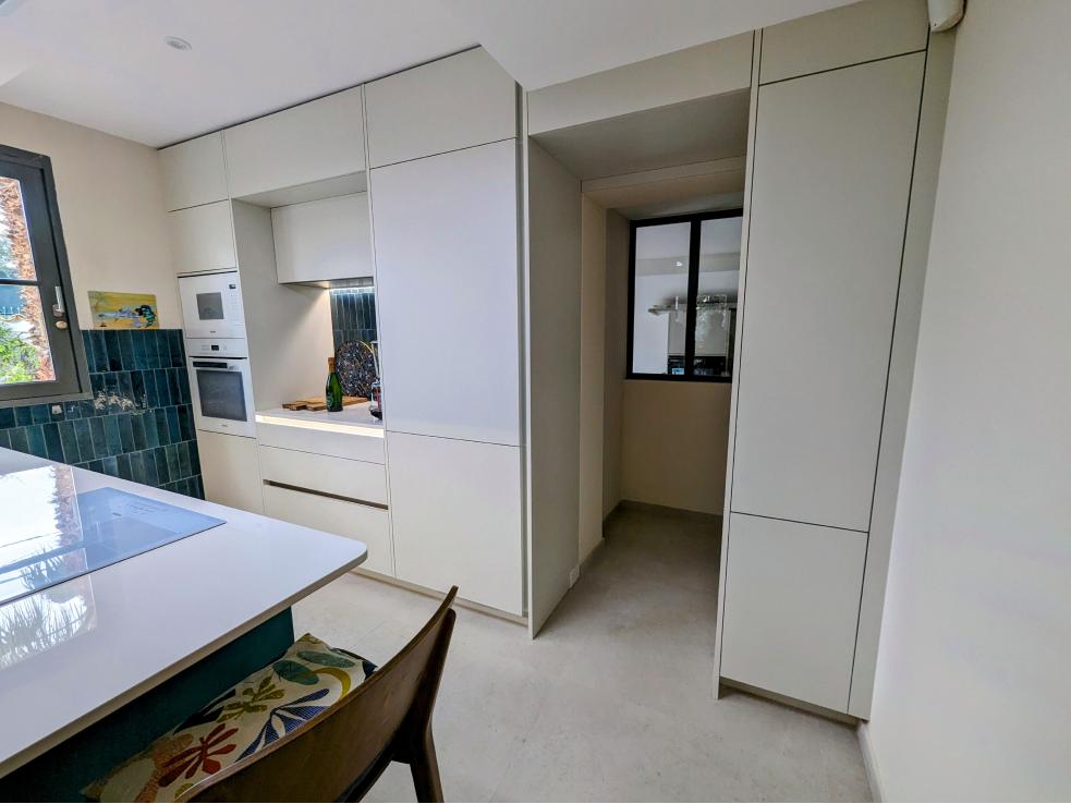 Cuisine moderne bleue et blanche conviviale