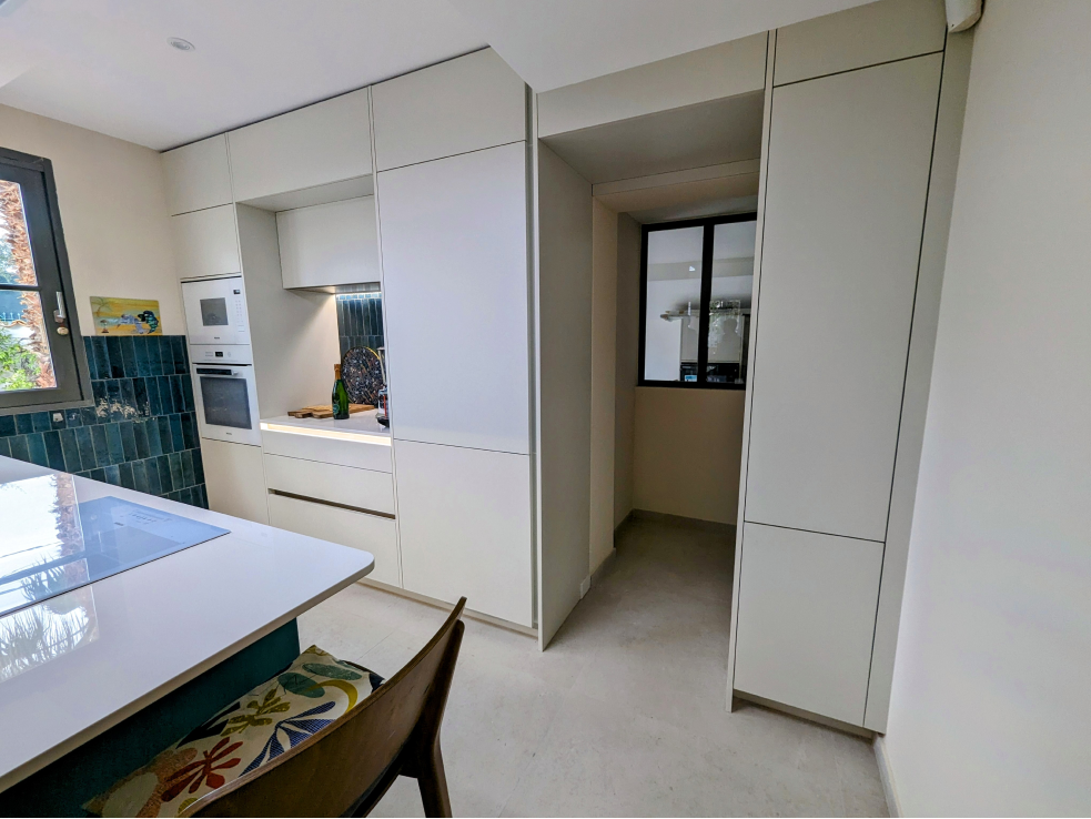 cuisine-moderne-ergonomique-rangements-nice