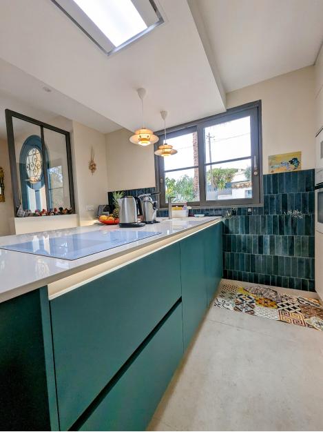 Cuisine moderne bleue et blanche conviviale