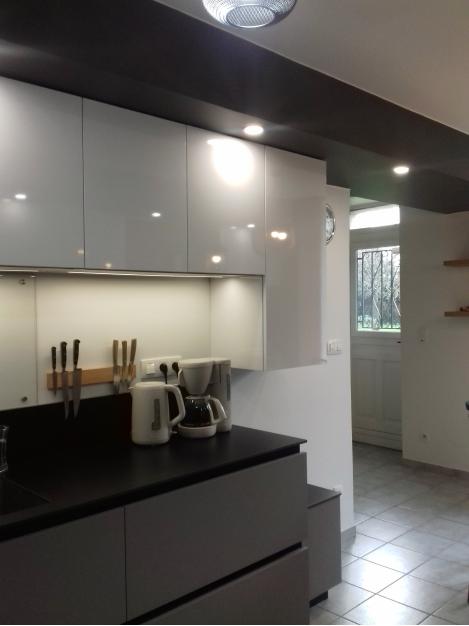 Cuisine moderne minimaliste et végétale