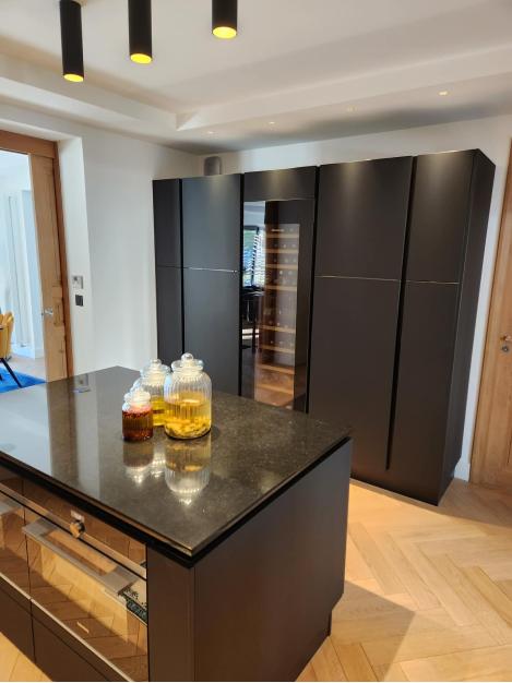 Cuisine moderne noire élégante et minimaliste