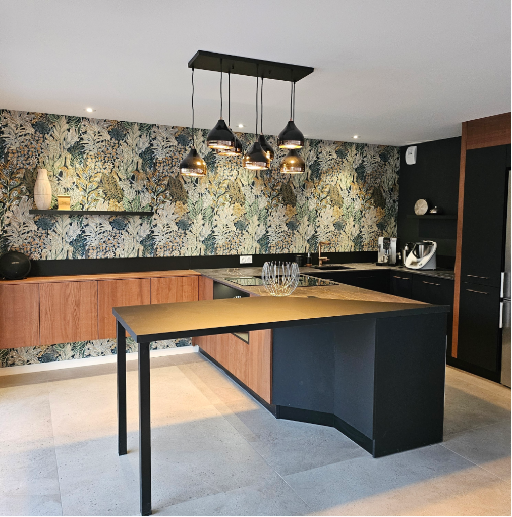 Cuisine moderne élégante avec papier-peint floral