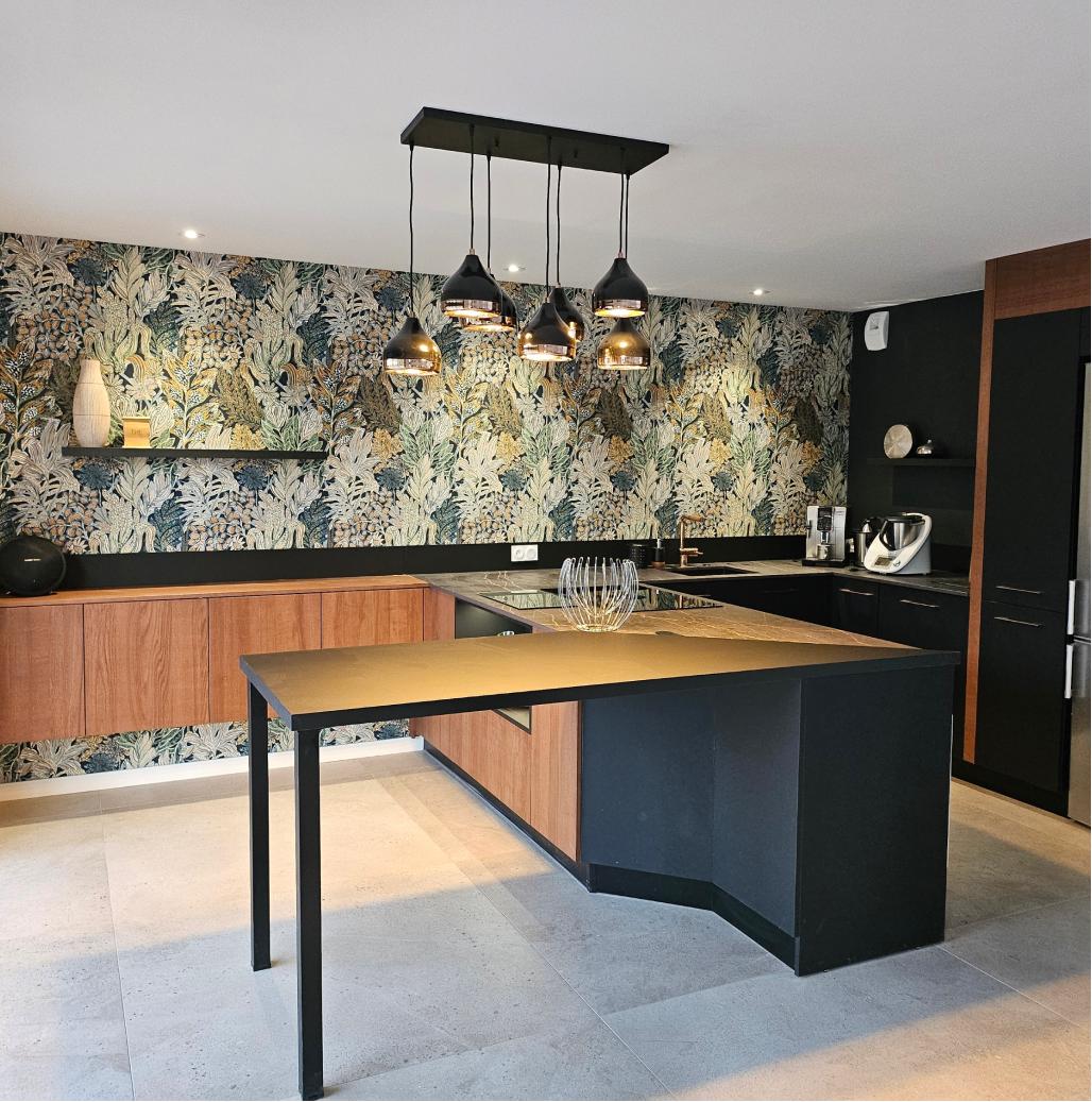 Cuisine moderne élégante avec papier-peint floral