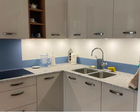 Petite cuisine moderne brillante minérale