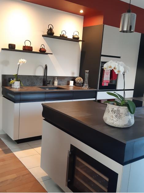 Cuisine noire et blanche sobre et design