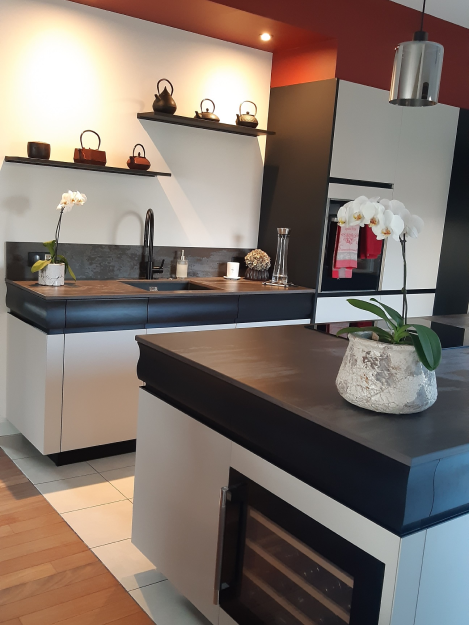 cuisine-noire-blanche-sobre-raffinee-angers