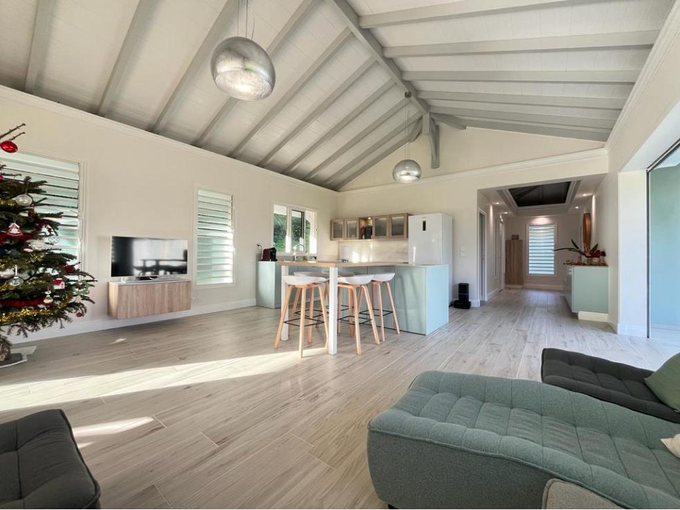 Cuisine ouverte scandinave bleue et bois