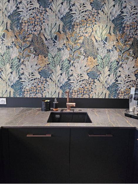 Cuisine moderne élégante avec papier-peint floral