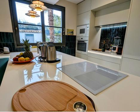 Cuisine moderne bleue et blanche conviviale