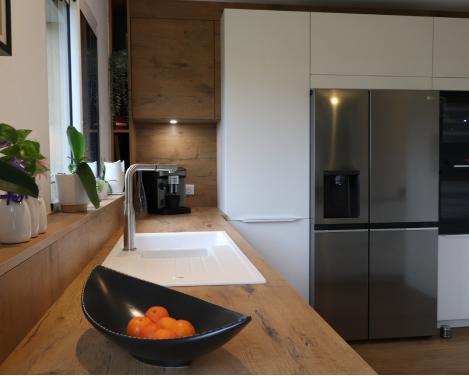 Cuisine scandinave épurée blanche et décor bois