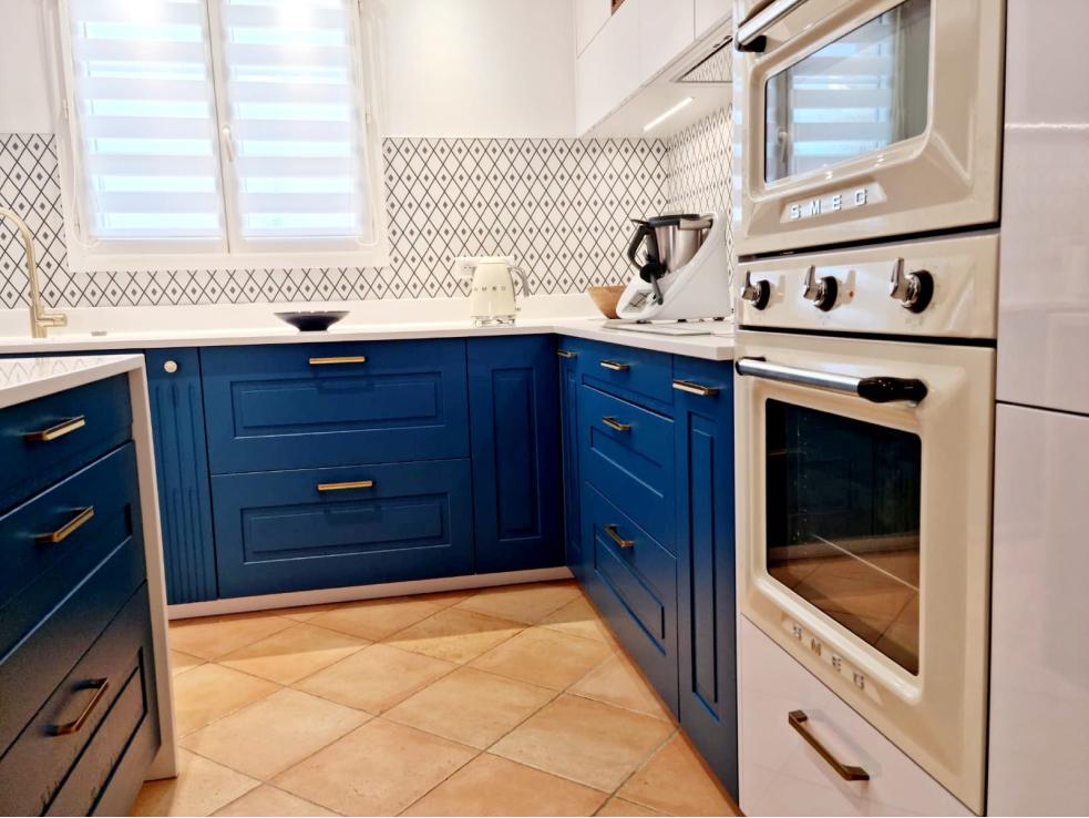 Cuisine bleue et blanche style classique