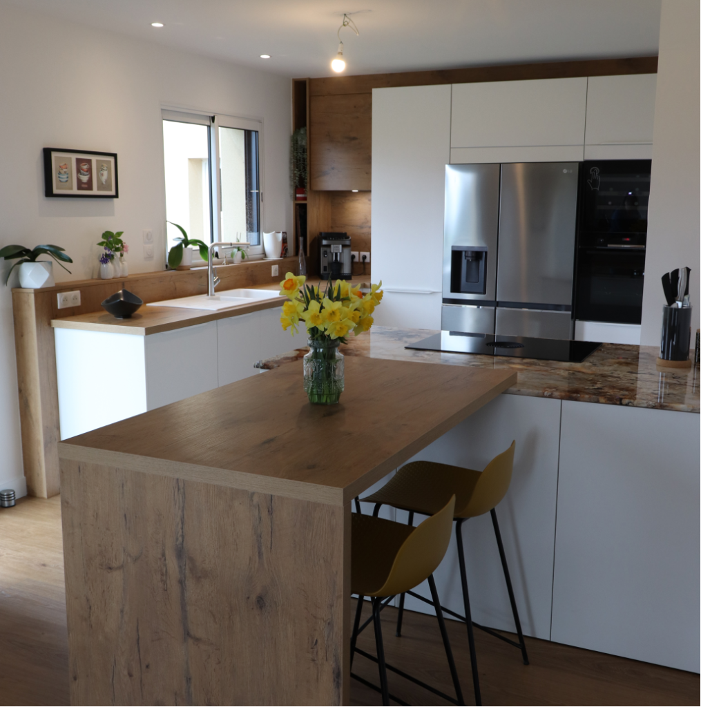 Cuisine scandinave épurée blanche et décor bois